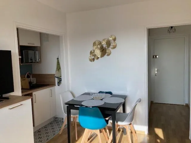 Appartement 2 Pièces à - 80 M De La