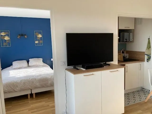 2 Pièces à - 80 M De La *